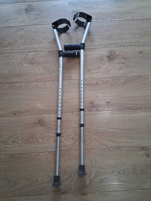 Crutches with Grip Tape (canadianas com fita adesiva)