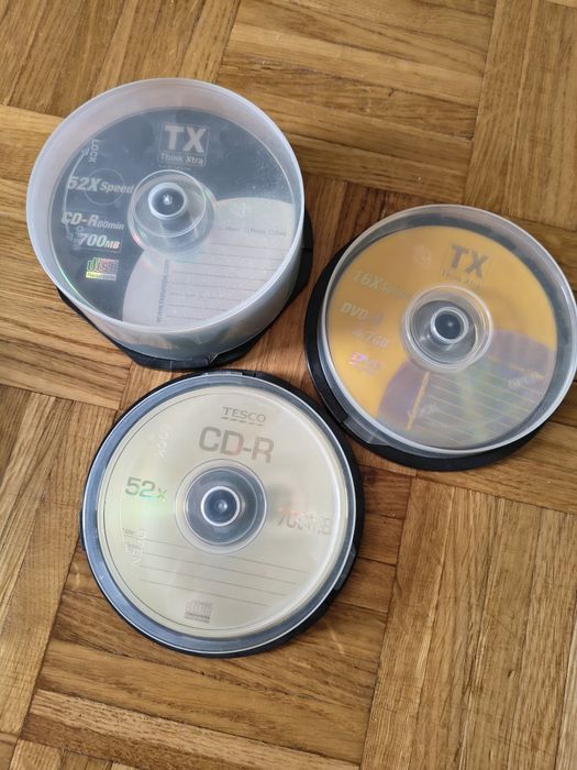 Nowe płyty CD i DVD w opakowaniu