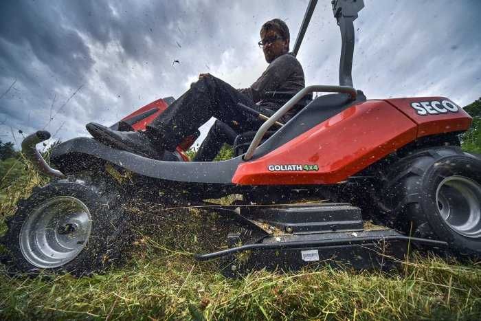 Trator Corta Mato / Destroçador SECO Goliath 4x4 726cc