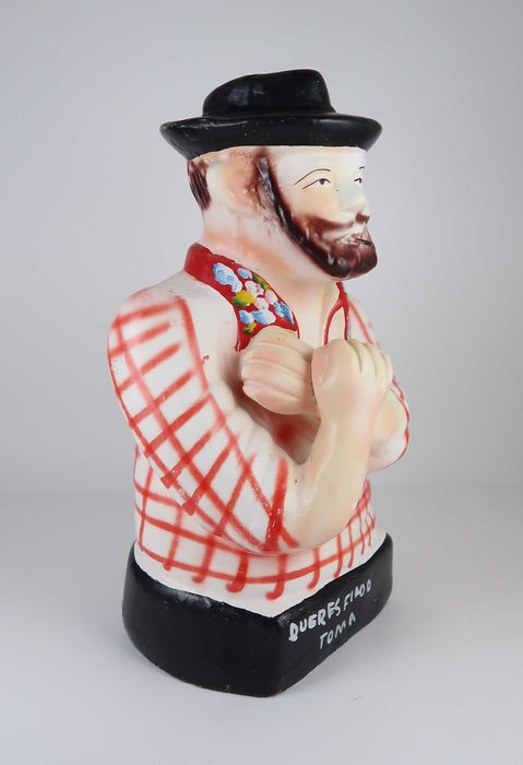 Escultura Zé Povinho em faiança - 31 cm altura