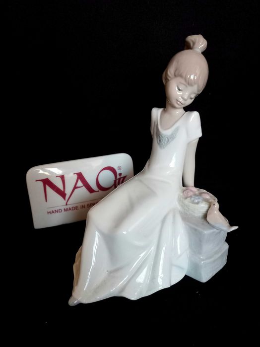 Фарфоровая статуэтка NAO Lladro, дефект, читайте описание.