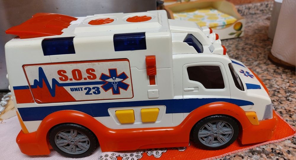 AMBULÂNCIA com efeitos luz e som das sirenes. Como nova.