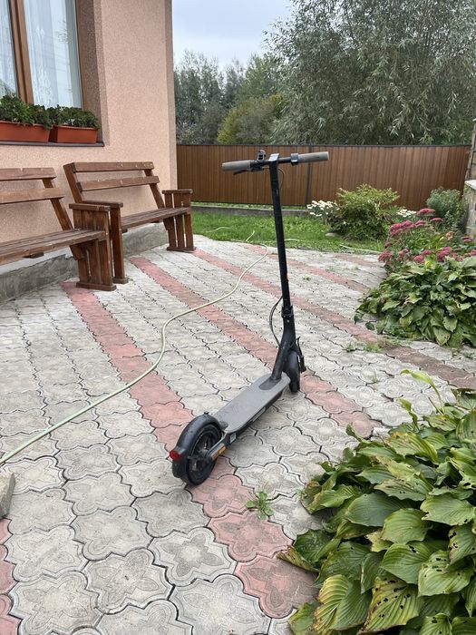 Самокат електричний в гарму стані