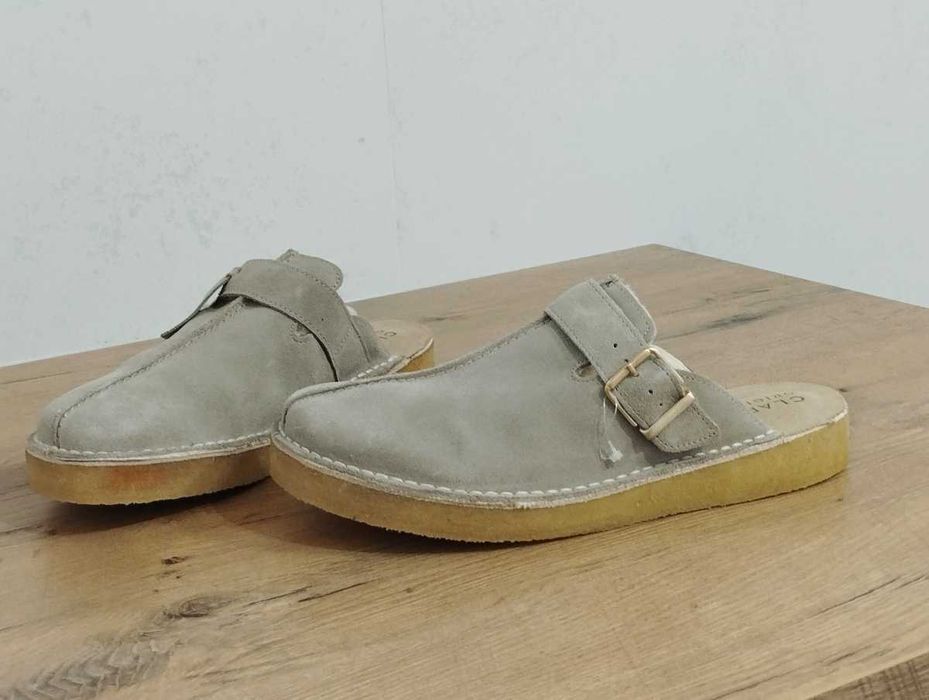 Beżowe zamszowe klapki Clarks Originals Trek Mule rozmiar 45