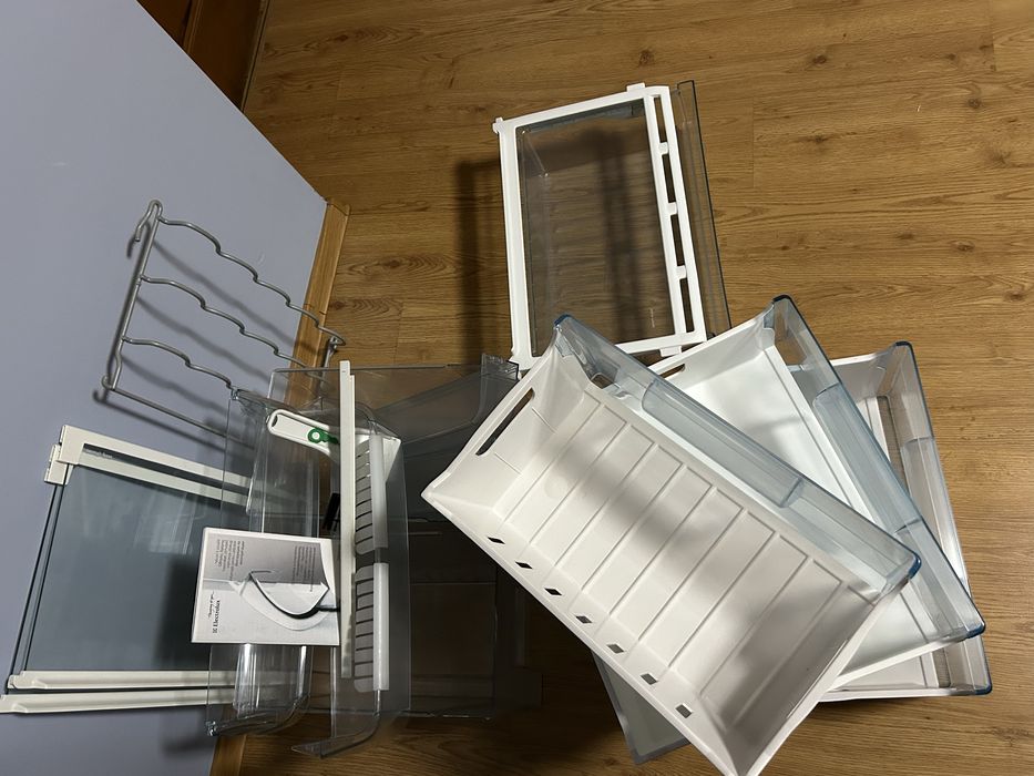 szuflady pólki balkoniki (od 50zł) lodówka Electrolux ERB34033