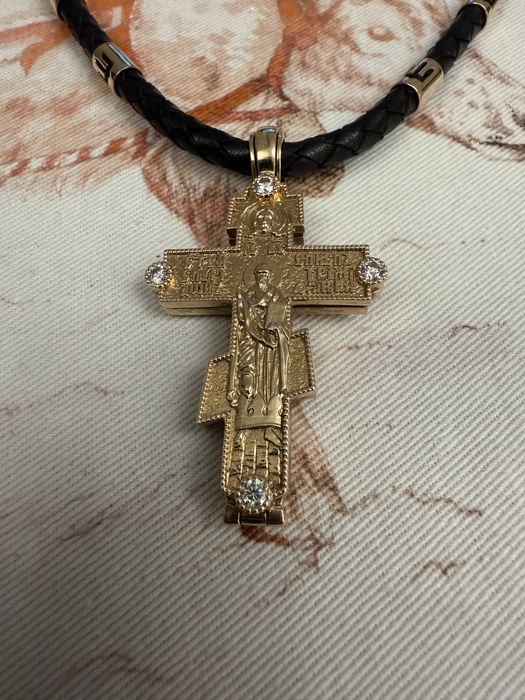 Продам золотую цепочку .Золото + 8 Брилиантов 0.6К .