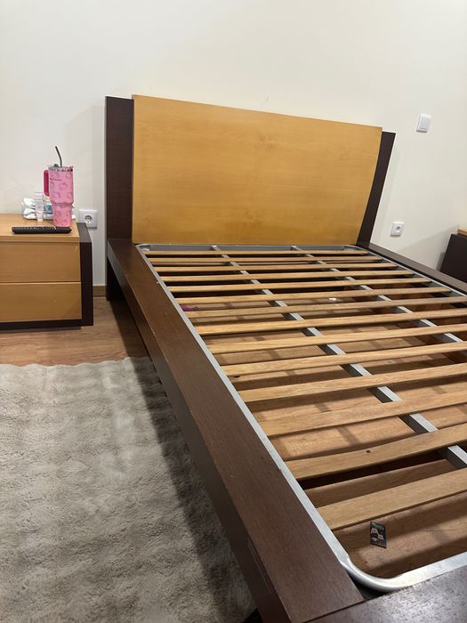 Cama de madeira maciça