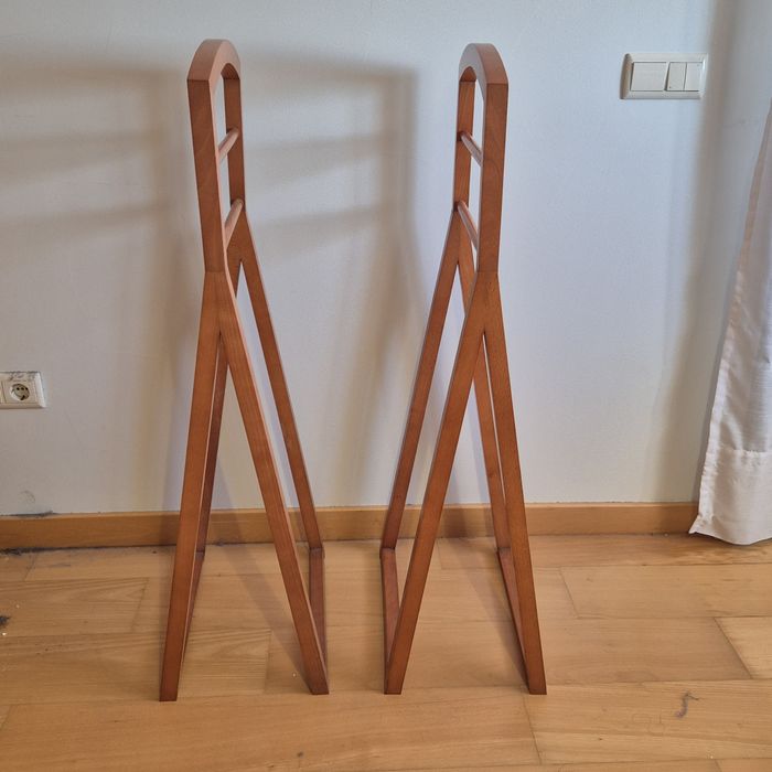 Dois suportes de roupa em madeira