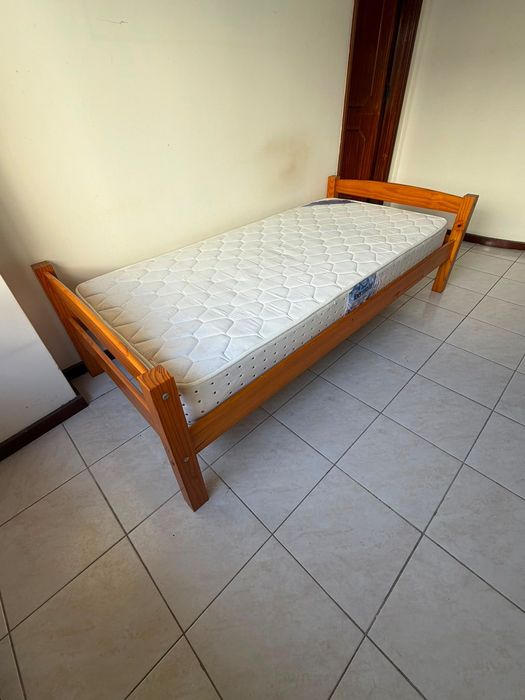 Cama de solteiro em pinho mel (202x98.5x59cm) + colchão Ibermola (183x88cm)