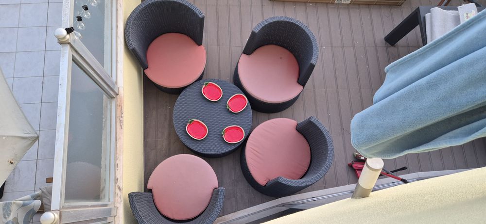 Conjunto mesa e cadeirões de jardim