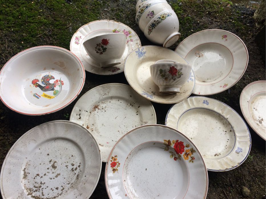 30 pratos antigos de várias marcas e 12 tijelas