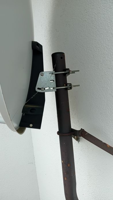 Antena satelitarna nie jest skorodowana, ma 5 lat