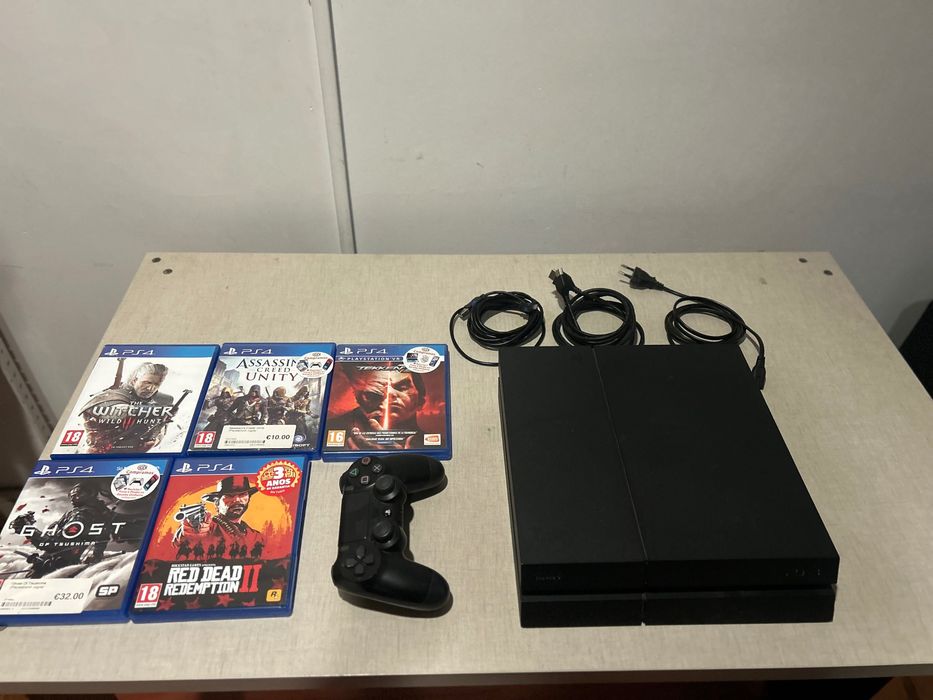 PlayStation 4 com 2 comandos e 5 jogos