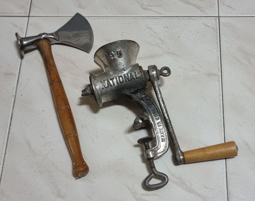 Picadora e martelo de carne antigos