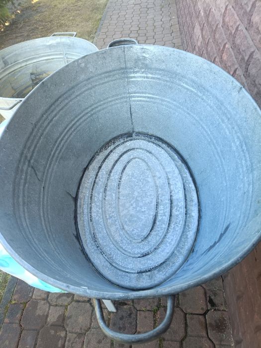 Mała balia z ocynku i duża wanna