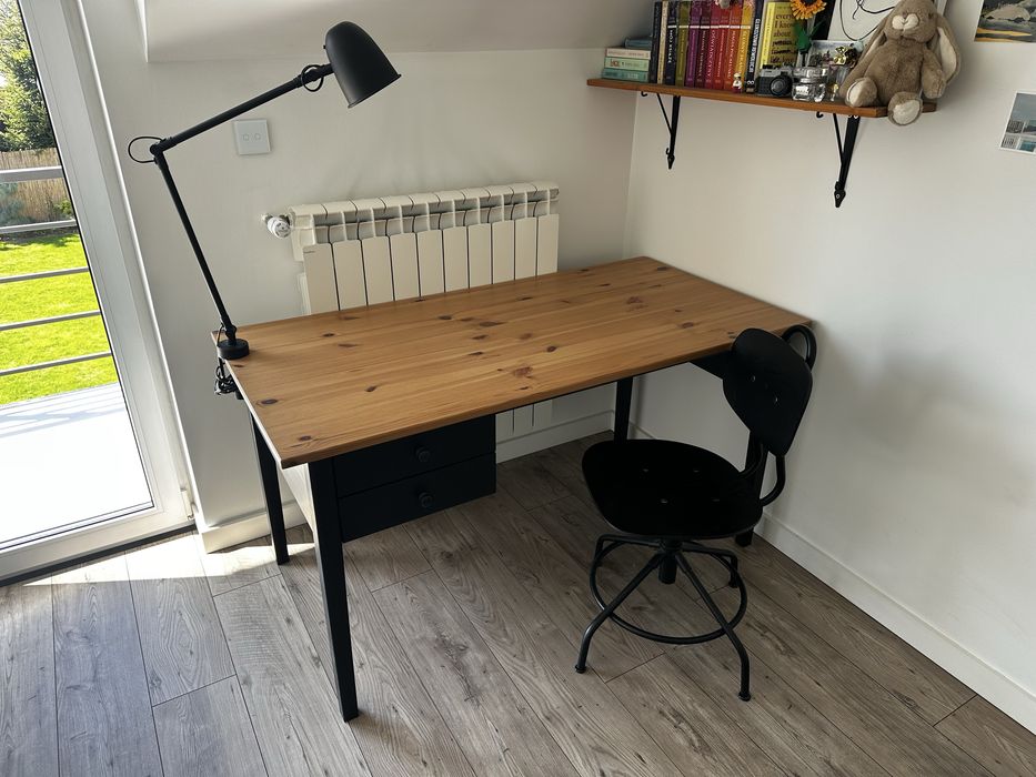 Zestaw Biurko Arkelstorp + krzeslo obrotowe + lampka