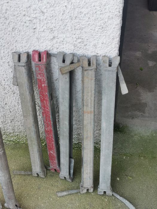 Várias travessas de andaime