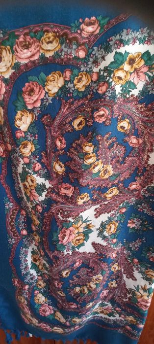 Duża, kolorowa chusta z frędzelkami