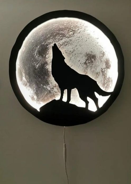 Lampa Unky, wilk na tle księżyca