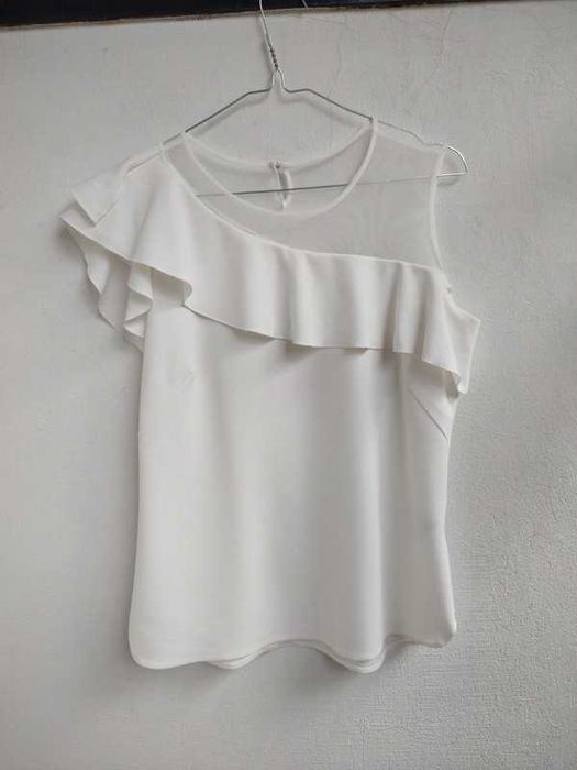 Biała (śmietankowa) bluzka z falbanką na jedno ramię