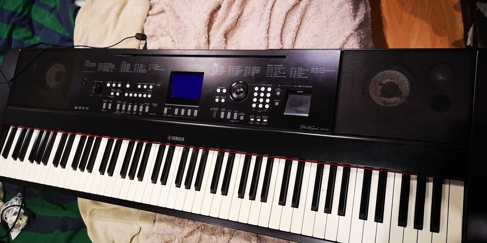 Piano digital Yamaha DGX 650