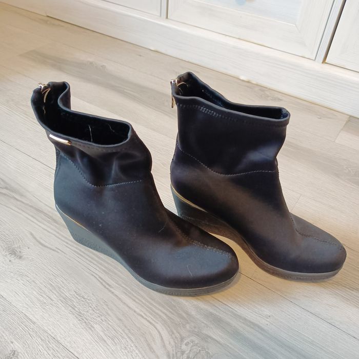 Czarne botki-koturna