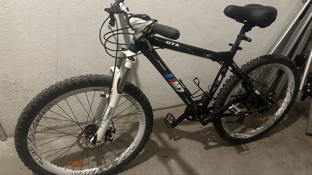 Vendo 2 bicicletas Btt + uma cross