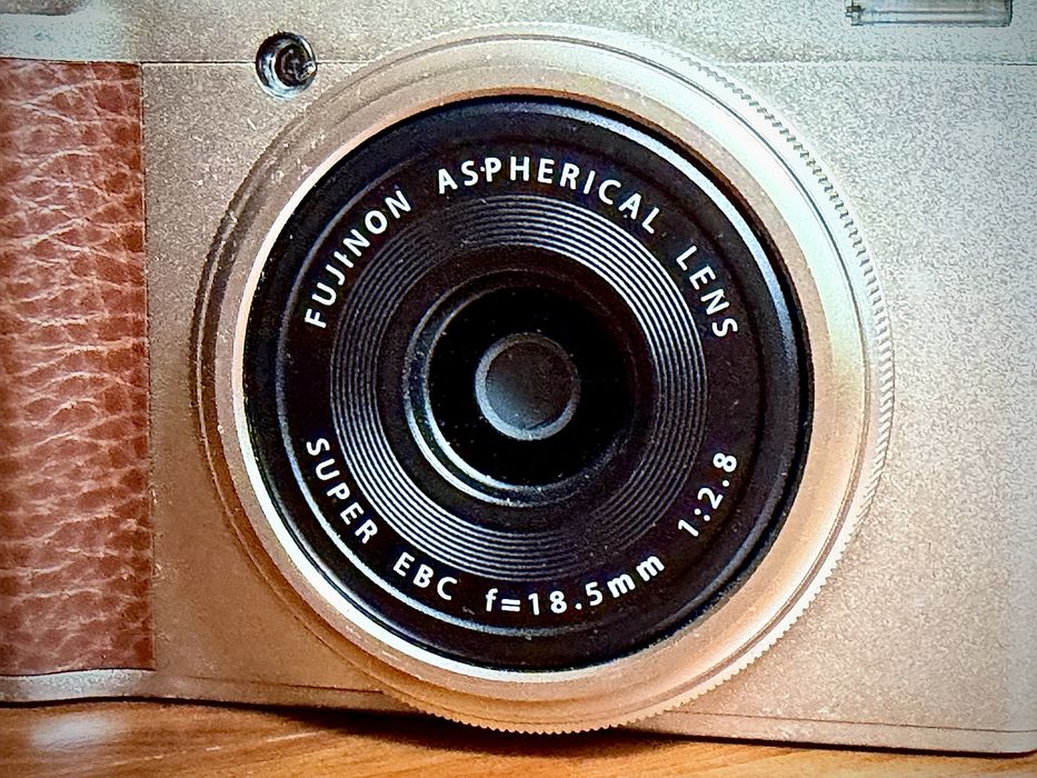 Fujifilm XF10 – APS-C 24.2MP | Lente Fujinon f/2.8