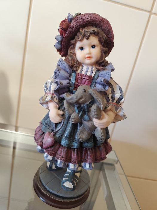 Conjunto de artigos em porcelana, bronze e biscuit.