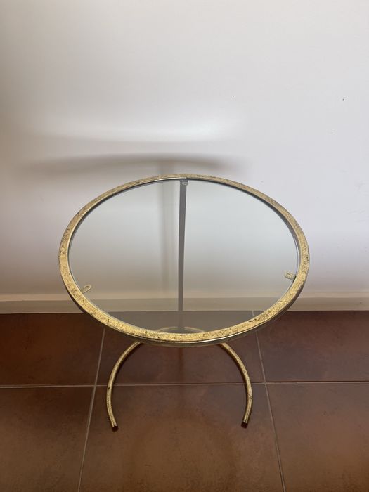 Mesa de apoio dourada e em vidro
