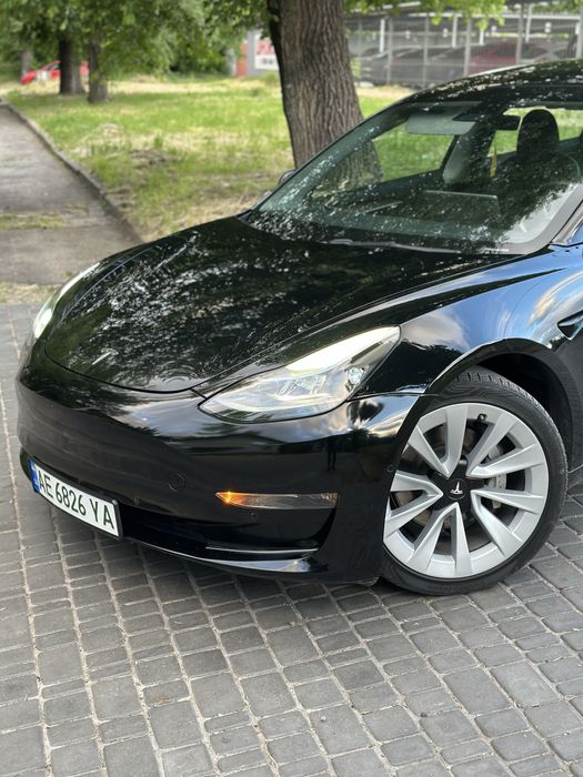 Tesla Model 3.