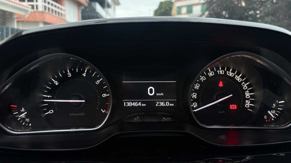 PEUGEOT 2008 1.2 PureTech 82 style(2015)