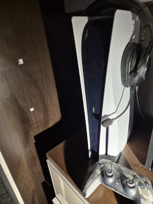 Playstation 5 z napędem, pad, gra, okablowanie