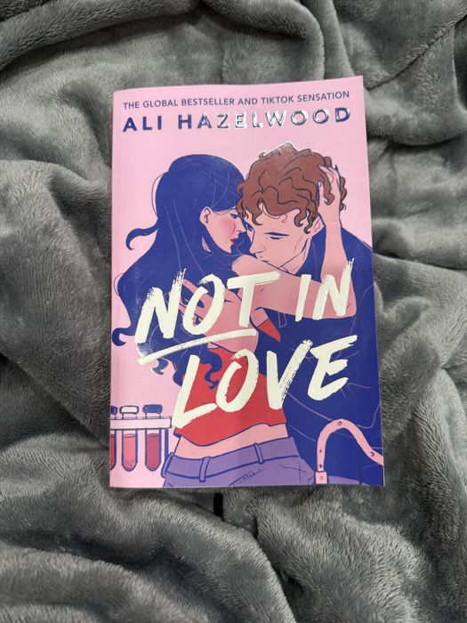 Not in Love - Ali Hazelwood (inglês)
