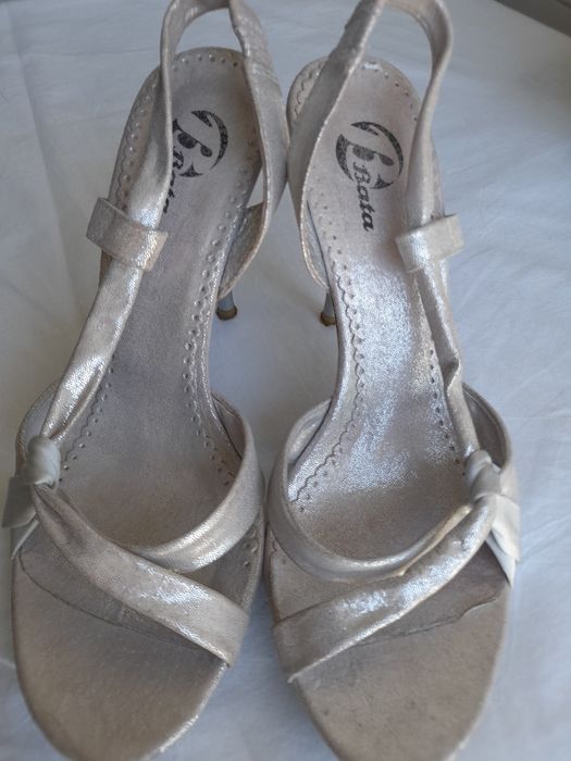 Sandália prateada em bom estado