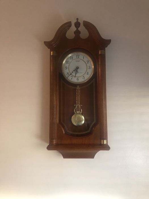 Relogio de parede com pendulo