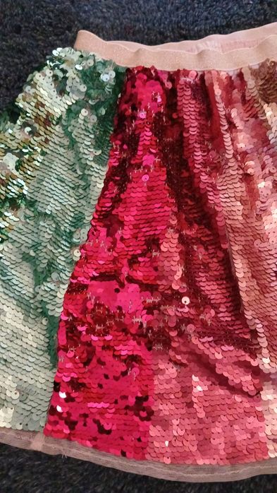 Юбка на девочку 8- 9 лет рост 134 -147 см , новая,  вся  из паеток .