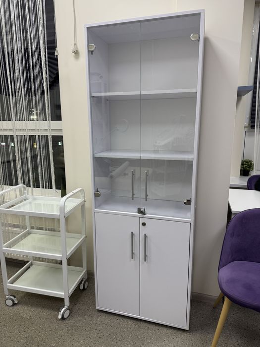 Шафа-вітрина біла в ідеальному стані