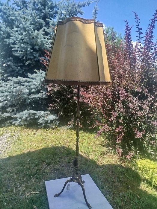Lampa stojąca z abażurem