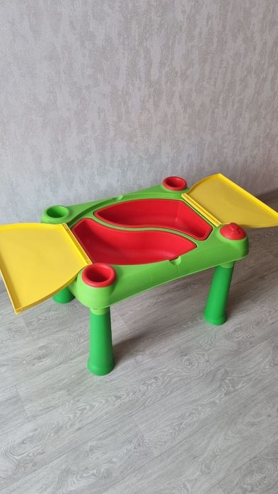 Столик для творчості. Дитячий столик