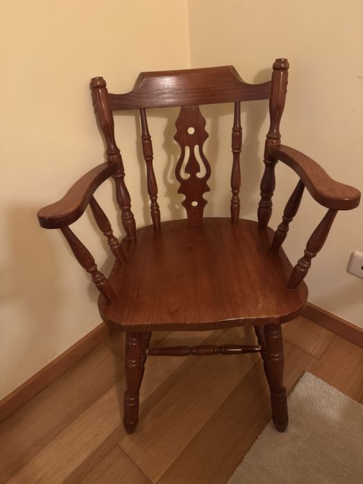 Conjunto de 2 cadeiras antigas em madeira maciça ,marca   "Saint Claire,