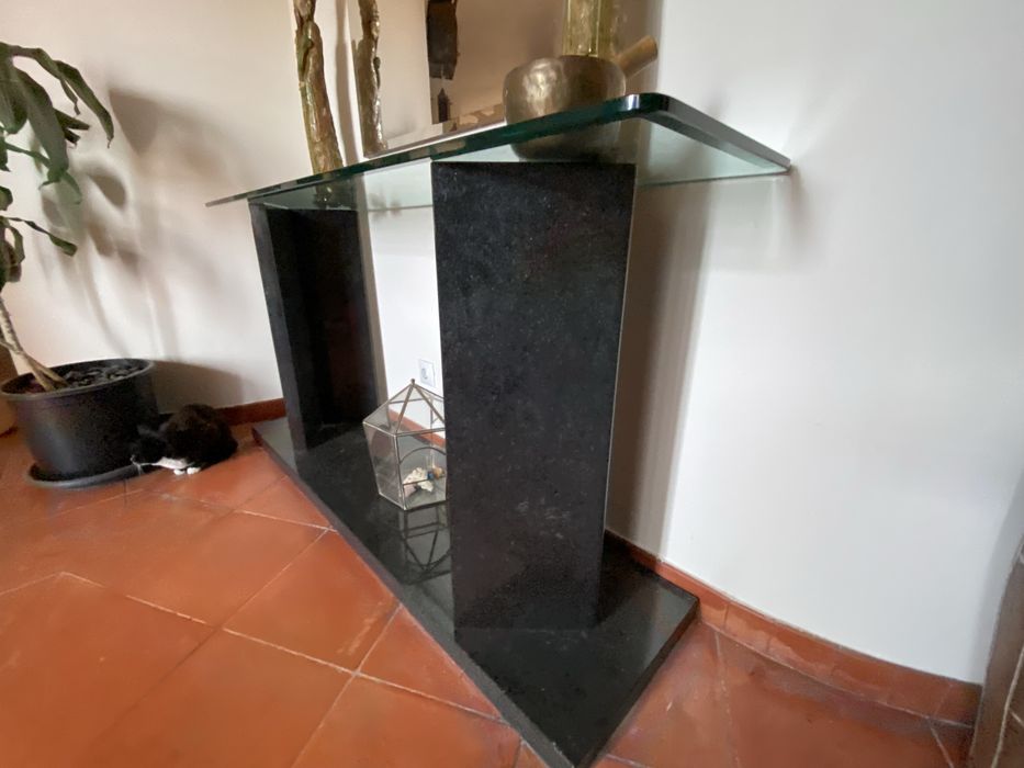 Consola em Granito Preto de Angola e Vidro Biselado | Design Exclusivo