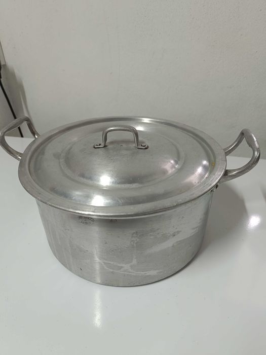 Tachos de alumínio antigo com tampa n. 26, 28 e 30