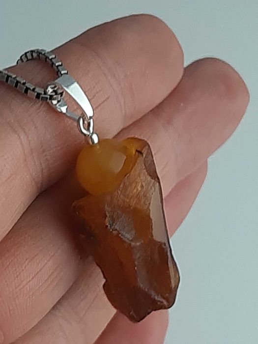 zawieszka artystyczna z bursztynem hand made