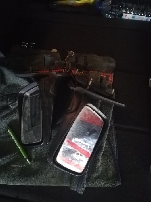 Espelhos golf3, eléctricos, pintados a preto, com resguardos de pilar