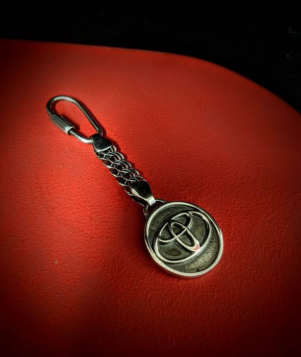 Dobry prezent dla męszczyzny lub kobiety srebrny brelok „TOYOTA „
