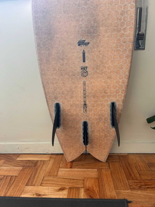 Fish Surfboard 5’10 – 34 L – HRT honeycomb – Futures (tri)