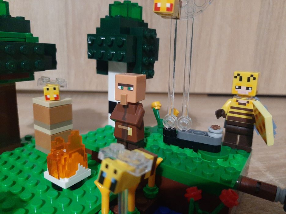LEGO Minecraft 21165 Farma pszczół + LEGO 21141 Jaskinia Zombie