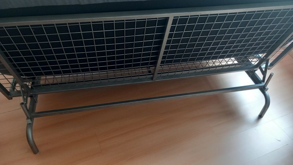 Sofá-cama com estrutura metálica