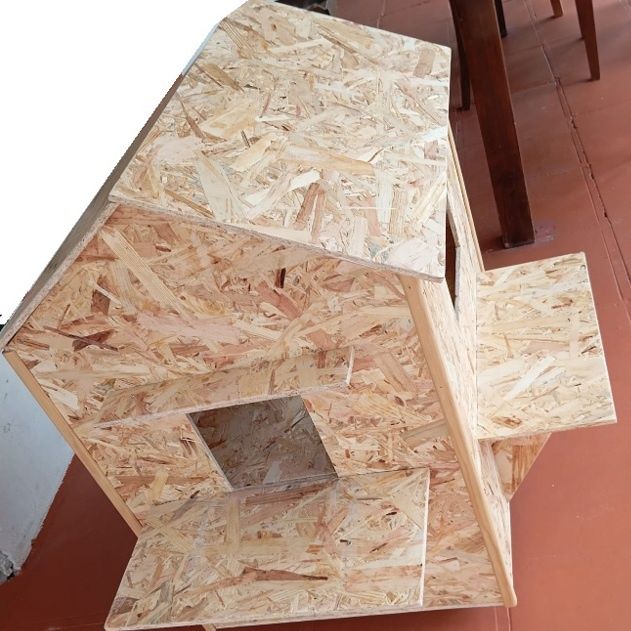 Casota gato duplex feita em madeira OSB